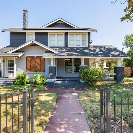 Luxurious 3 Bedroom Near Downtown